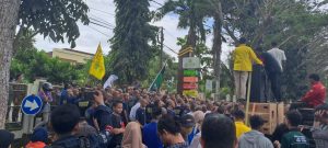 Tidak Berada di Kantor Kejaksaan, BEM UG Meminta Kajari Armen Angkat Kaki