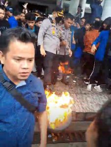 Breking News, Mahasiswa UMG Bakar Ban di Depan Kantor DPRD Kabupaten Gorontalo Ada Apa ?