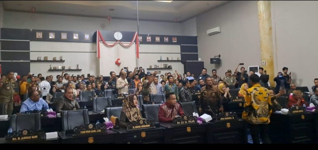 Breaking News, Rapat Paripurna DPRD Kabupaten Gorontalo Bersama Bupati Ricuh, Dua Pimpian Keluar