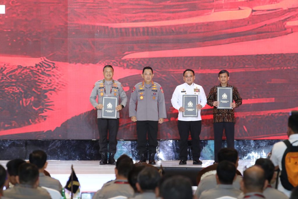 Sekjen Kemenkumham Terima Penghargaan Pin Emas dari Kapolri