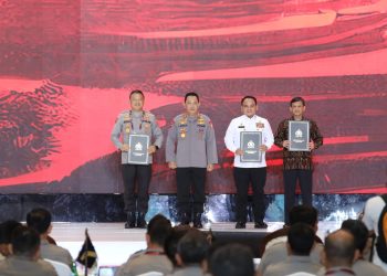 Sekjen Kemenkumham Terima Penghargaan Pin Emas dari Kapolri