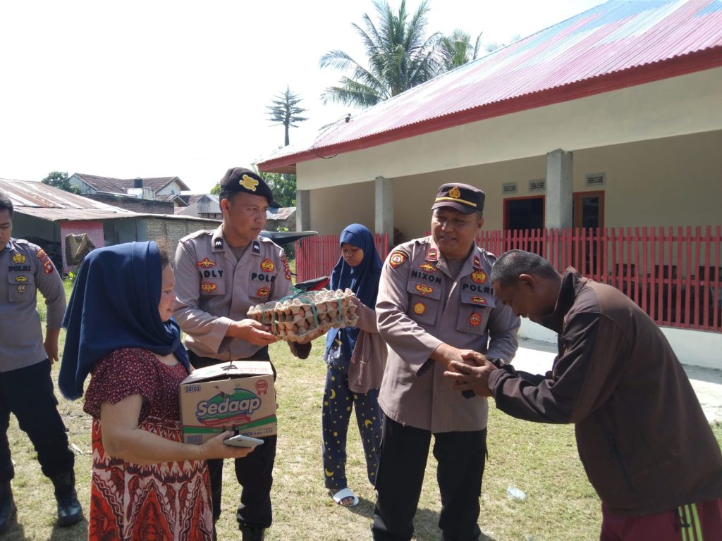 Pasca Kebakaran di Telaga Biru, Polres Gorontalo Serahkan Bantuan