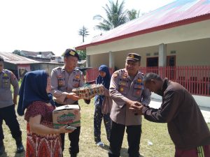 Pasca Kebakaran di Telaga Biru, Polres Gorontalo Serahkan Bantuan