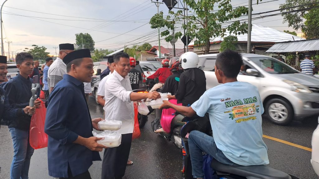 Jelang Buka Puasa, DPD NasDem Kabupaten Gorontalo Bebagi 555 Takjil