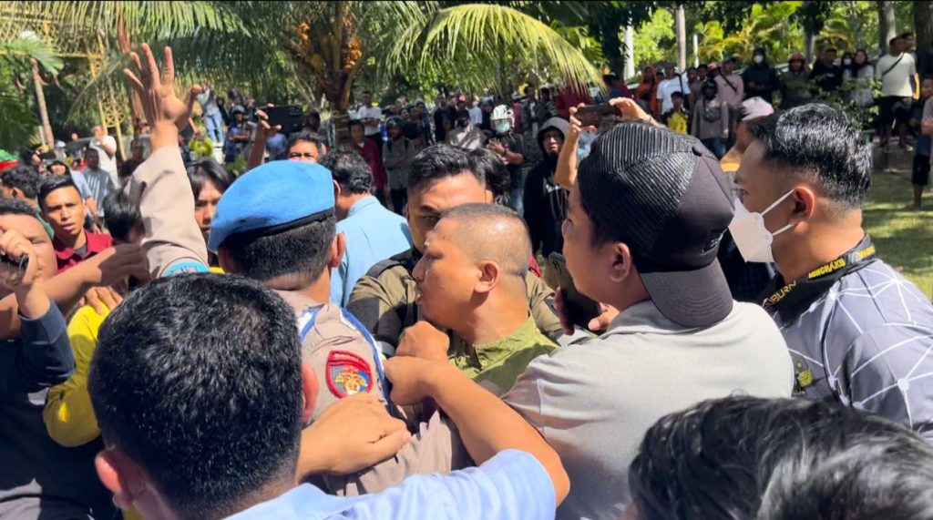 Nyaris Ricuh, Adu Jotos Hingga Orator Dilempari Tanah, Warnai Aksi Demo di Rudis Bupati Gorontalo