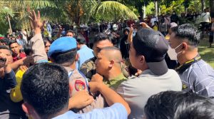 Nyaris Ricuh, Adu Jotos Hingga Orator Dilempari Tanah, Warnai Aksi Demo di Rudis Bupati Gorontalo