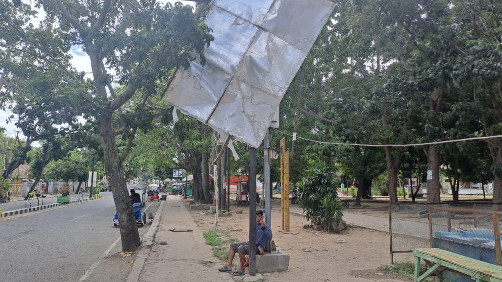 Papan Reklame di Limboto Rusak, Keselamatan Pengguna Jalan Terancam