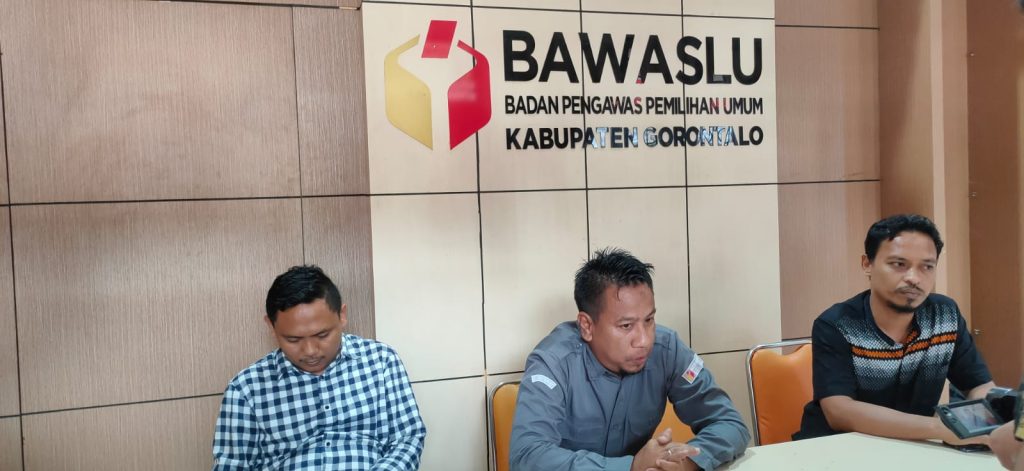 Dua Jam Bawaslu Kabgor Periksa Kadis Sosial dan Istri