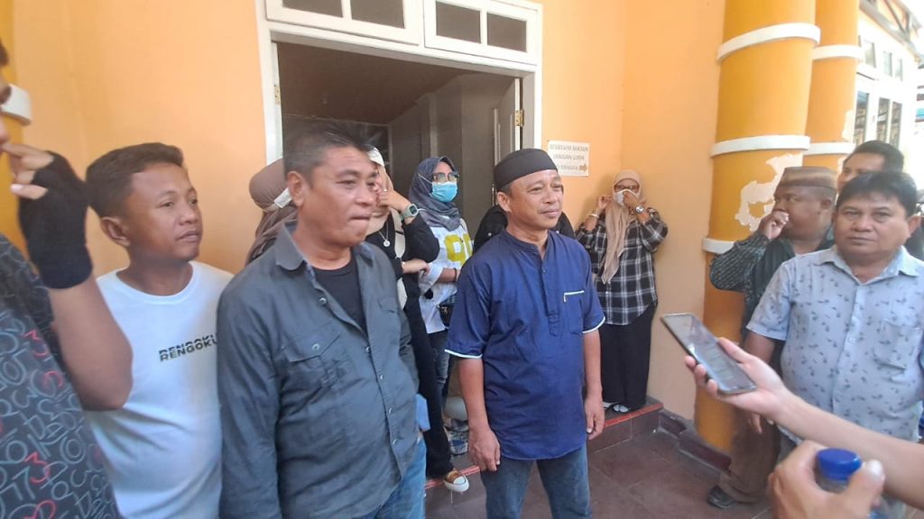 Berkumpul di AD Centre, Puluhan Masyarakat Bakal Mencari Ghalieb Lahidjun?