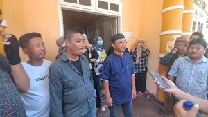 Berkumpul di AD Centre, Puluhan Masyarakat Bakal Mencari Ghalieb Lahidjun?