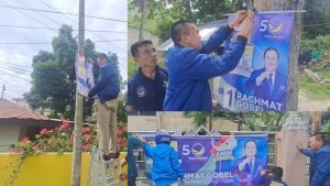 Prof Rustam Panjat dan Pindahkan APK RG yang Dikritik Warga