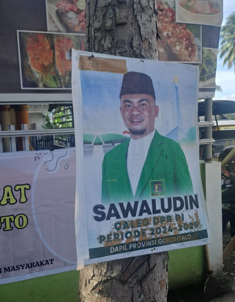Bagaikan Iklan Sedot ‘WC’ Poster Sawaludin Caleg PPP DPR RI Terpasang di Pohon
