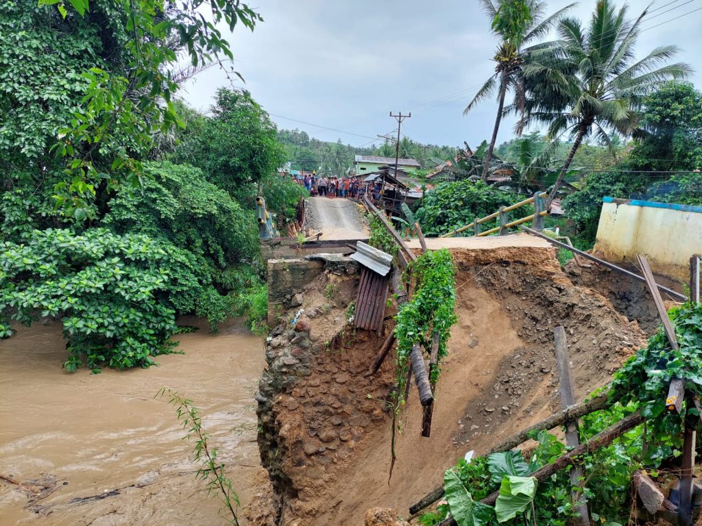 Breaking News : Jembatan Pulubala Ambruk, Akses Warga Putus Total
