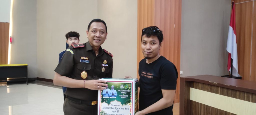Jelang Lebaran Idul Fitri 1446 H, Kajati Gorontalo Bagi Bingkisan ke Insan Pers