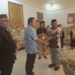 Pemerintah Provinsi Gorontalo bersama Pemerintah Kabupaten Gorontalo menandatangani Perjanjian Kerja Sama (PKS) pinjam pakai Lapangan Golf Yosonegoro. Prosesi berlangsung di Rumah Dinas Bupati Gorontalo, Jumat (19/9/2025). Foto (Istimewa)