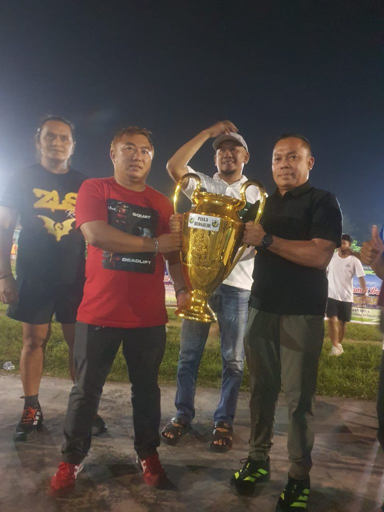 Turnamen Sepak Bola U-40 KNPI Tapa Ditutup Adu Penalti