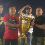 Kadispora Gorontalo, Danial Ibrahim saaat menyerahkan Piala Bergilir. Foto (Istimewa)