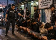 Polresta Gorontalo Kota menggelar barang bukti panah wayar dan badik dari kasus penganiayaan Wonggaditi.