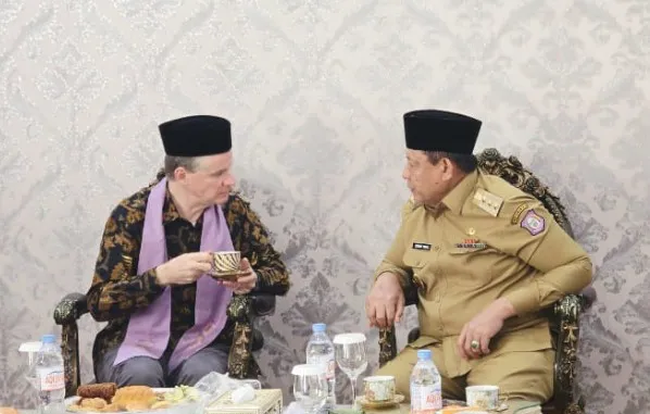 Gubernur Gusnar Ismail mendampingi Dubes Australia untuk Indonesia, Rod Brazier, pada kunjungannya ke Gorontalo beberapa waktu lalu. (Foto : Dokumentasi Diskominfotik)
