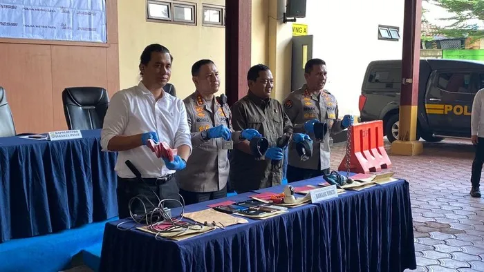 Polres Metro Jakarta Pusat menggelar konferensi pers kasus penyekapan karyawan percetakan di Senen. (detikcom)