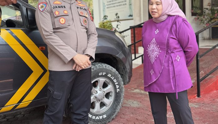 Atasi Dampak Kemarau, Kapolsek Marisa Salurkan Ribuan Liter Air Bersih untuk Warga Palopo